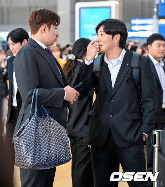 [OSEN=인천공항, 지형준 기자] 두산 베어스 선수단이 24일 오후 인천국제공항을 통해 전지훈련지인 호주 시드니로 출국했다.두산은 44명의 선수단과 함께 호주 시드니와 일본 미야자키에서 스프링캠프 담금질에 돌입한다.투수&nbsp;22명,&nbsp;포수&nbsp;4명,&nbsp;내야수&nbsp;9명,&nbsp;외야수&nbsp;9명이 참가하며 신인 중에서는&nbsp;1라운드 지명자 내야수 박준순과&nbsp;3라운드 지명자 투수 홍민규가 이름을 올렸다. 아울러 지난해 11월 롯데와의 트레이드로 합류한 외야수 김민석과 추재현도 스프링캠프에서 본격 눈도장을 받는다.두산 김재환, 최원준이 출국을 준비하며 이야기를 나누고 있다. 2025.01.24 / jpnews@osen.co.kr
