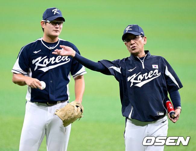 [OSEN=고척, 최규한 기자] 프리미어12를 준비하는 대한민국 야구 대표팀이 30일 오후 서울 고척스카이돔에서 훈련을 가졌다. 대표팀 김서현과 최일언 투수코치가 대화를 나누고 있다. 2024.10.30 / dreamer@osen.co.kr