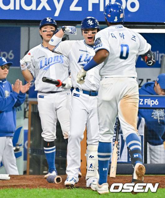 [OSEN=대구, 박준형 기자] 15일 대구 삼성라이온즈파크에서 2024 신한 SOL뱅크 KBO 포스트시즌 플레이오프 삼성 라이온즈와 LG 트윈스의 2차전 경기가 진행됐다홈팀 삼성은 원태인을 선발로, 방문팀 LG는 손주영을 선발로 내세웠다.7회말 1사 삼성 디아즈가 연타석 솔로홈런을 날리고 박병호, 강민호와 기뻐하고 있다.  2024.10.15 / soul1014@osen.co.kr