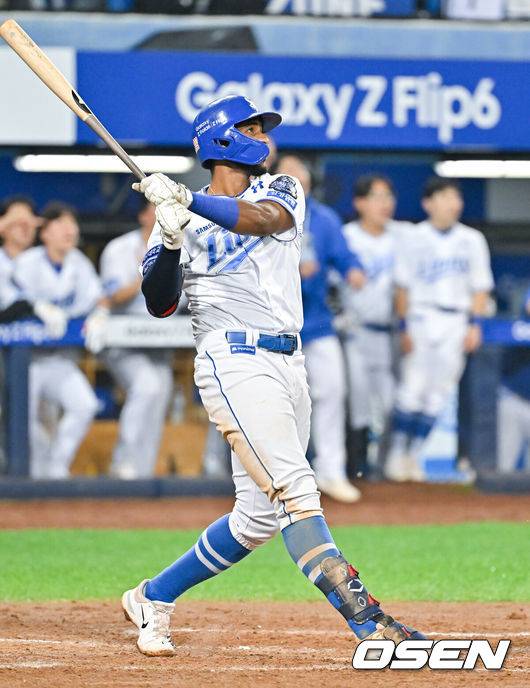 [OSEN=대구, 박준형 기자] 15일 대구 삼성라이온즈파크에서 2024 신한 SOL뱅크 KBO 포스트시즌 플레이오프 삼성 라이온즈와 LG 트윈스의 2차전 경기가 진행됐다홈팀 삼성은 원태인을 선발로, 방문팀 LG는 손주영을 선발로 내세웠다.7회말 1사 삼성 디아즈가 연타석 솔로홈런을 날리고 있다.   2024.10.15 / soul1014@osen.co.kr