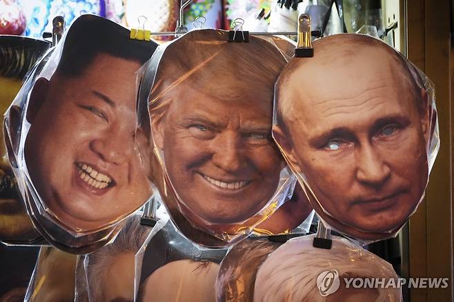 러시아 상트페테르부르크의 김정은, 트럼프, 푸틴 가면(왼쪽부터) [AP 연합뉴스 자료사진. 재판매 및 DB 금지]