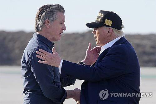 트럼프 대통령과 뉴섬 캘리포니아 주지사 [로스앤젤레스 AP=연합뉴스 재판매 및 DB금지]