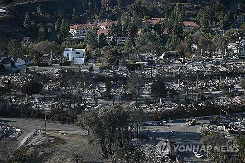 트럼프가 탄 헬기에서 촬영한 LA 산불 피해지역 [로스앤젤레스 AFP=연합뉴스 재판매 및 DB금지]