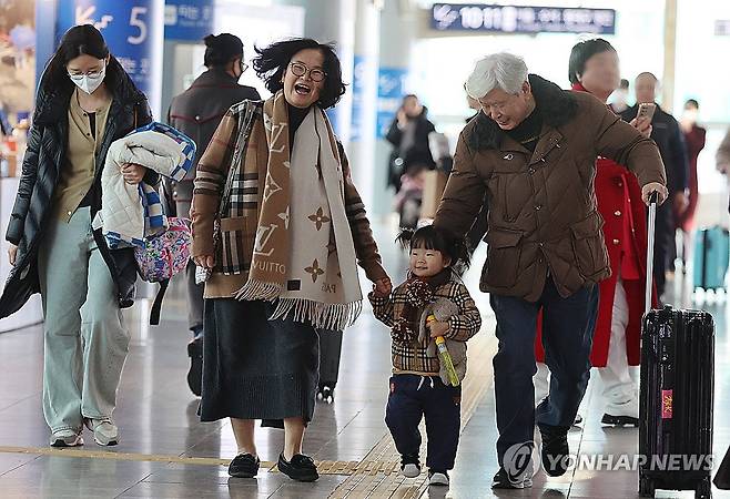 귀여운 손녀 왔구나! (부산=연합뉴스) 강선배 기자 = 설 명절 연휴를 하루 앞둔 24일 오후 부산 동구 부산역에 일찍 귀성한 가족을 마중 나온 할아버지 할머니가 손녀를 반기며 걸어가고 있다. 2025.1.24 sbkang@yna.co.kr
