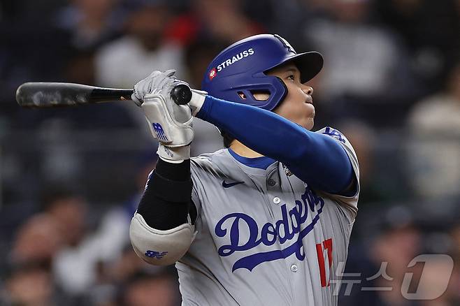 7억 달러 시대를 열고 LA 다저스 유니폼을 입은 오타니 쇼헤이. ⓒ AFP=뉴스1