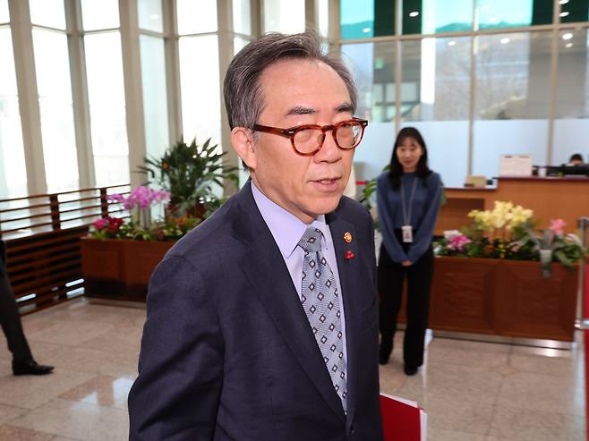 조태열 외교부 장관이 24일 외교부 청사에서 집무실로 향하고 있다. /뉴시스