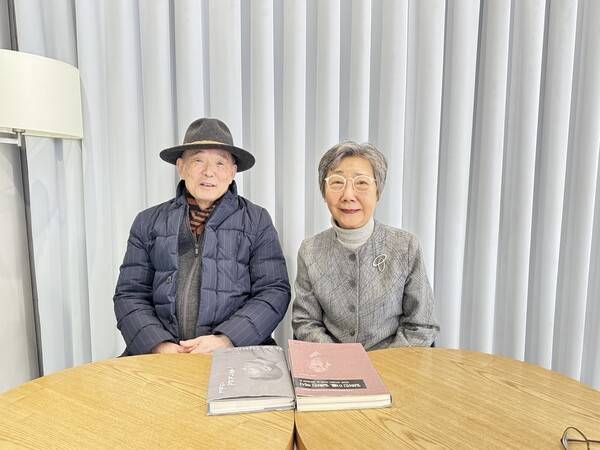 김재원(오른쪽) 교수와 이숭희 교수가 인터뷰 뒤 사진을 찍고 있다. 강성만 선임기자