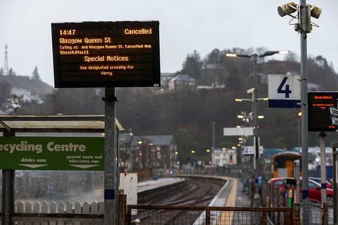 <yonhap photo-0222="">지난 24일 태풍 에오윈의 여파로 운행 취소된 스코틀랜드 오반의 한 정류장. 로이터=연합뉴스</yonhap>