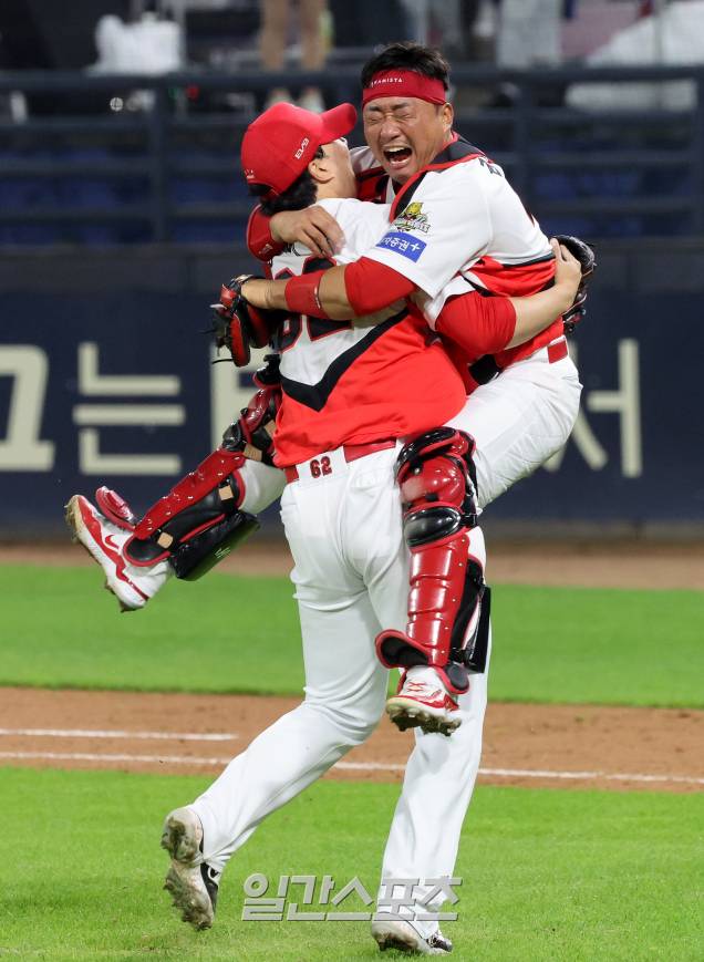 2024 프로야구 KBO 포스트시즌 KIA 타이거즈와 삼성 라이온즈의 한국시리즈(KS)는 시리즈 전적 4승 1패로 KIA타이거즈의 통합우승으로 끝났다. 28일 광주기아챔피언스필드에서 열린 5차전 9회초 2사 김성윤을 삼진으로 잡아내며 우승을 결정지은 투수 정해영과 포수 김태군이 달려나와 얼싸안고 있다. 광주=김민규 기자 /2024.10.28/