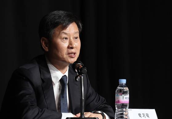 박기덕 고려아연 대표이사가 지난 24일 오후 서울 용산구 그랜드하얏트 서울에서 열린 기자회견에서 임시주총 결과 등 최근 현안과 관련한 경영진의 입장을 설명하고 있다. 뉴스1
