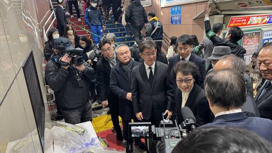 고 이수현 의인의 모친 신윤찬 씨와 박철희 주일한국대사 등 참석자들이 신오쿠보역에서 헌화하고 있다. 사진=정원석 도쿄특파원