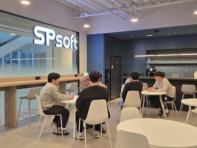 휴게실에서 직원들이 담소를 나누고 있다. 에스피소프트 제공