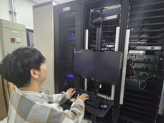 서진명 대리가 업무 프로그램을 확인 중이다. 에스피소프트 제공