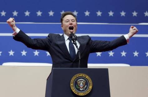 일론 머스크 테슬라 CEO가 1월 20일 도널드 트럼프 미국 대통령의 두 번째 대통령 임기 취임식 관련 집회에서가 크게 제스처를 취하고 있다. 로이터 제공