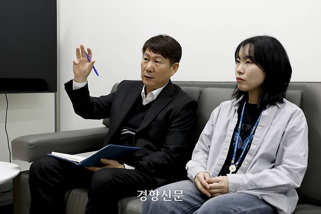 텔레그램을 이용해 활동한 성범죄 조직 ‘자경단’을 검거한 서울경찰청 사이버수사2대 3팀 조승노 경감과 방은진 경장이 지난 24일 서울 종로구 서울경찰청 사이버수사과에서 경향신문과 인터뷰를 하고 있다. 문재원 기자