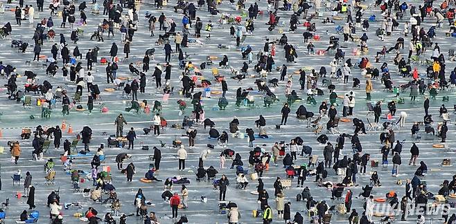 설명절 황금연휴 둘째날인 26일 강원 화천군 화천천 일대에서 열리는 2025 화천산천어축제장을 방문한 관광객들이 얼음낚시 체험을 즐기고 있다.&nbsp;