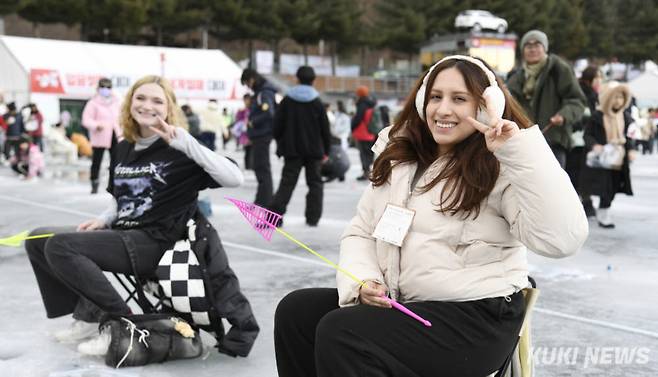 설명절 황금연휴 둘째날인 26일 강원 화천군 화천천 일대에서 열리는 2025 화천산천어축제장을 방문한 외국 관광객이 얼음낚시 체험을 즐기고 있다.&nbsp;