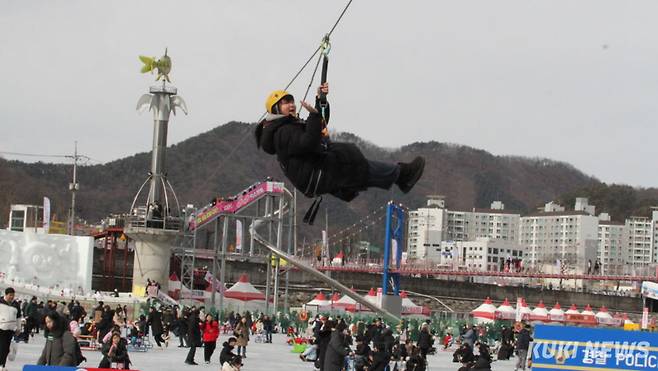 26일, 2025 화천산천어축제가 열리고 있는 화천군 화천읍 화천천 일대에서 관광객들이 짚라인을 타고 축제장을 가로질러 내려오고 있다.&nbsp;