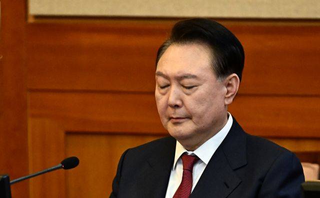 윤석열 대통령이 23일 서울 종로구 헌법재판소에서 열린 탄핵심판 4차 변론에 출석해 생각에 잠겨 있다. 사진공동취재단