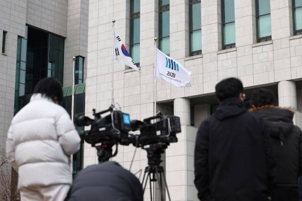검찰이 윤석열 대통령 사건의 처리 방향을 논의하기 위해 전국 고·지검장 회의를 연 가운데 26일 오전 회의가 진행 중인 서울 서초구 대검찰청에 취재진이 대기하고 있다. 연합뉴스