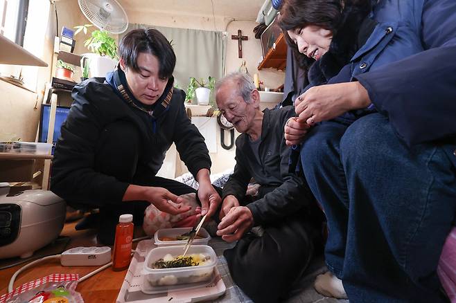 최현석 셰프가 설 연휴 둘째 날인 26일 오전 서울역 쪽방상담소 인근에서 열린 떡국 나눔 푸드트럭 행사에서 쪽방촌 주민 어르신께 떡국을 배달하고 있다. / 사진=연합뉴스