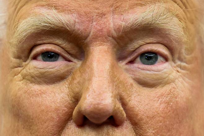 도널드 트럼프 미국 대통령이 23일(현지시간) 미국 워싱턴의 백악관 집무실에서 행정명령에 서명하는 모습. 로이터연합뉴스