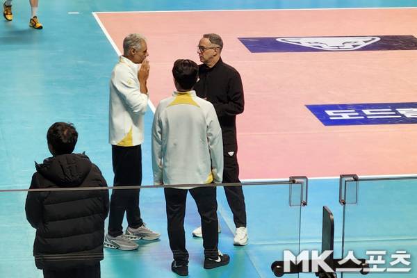 레오나르도 아폰소 KB손해보험 감독과 마우리시오 파에스 우리카드 감독이 경기전 이야기를 나누고 있다. 사진(장충)= 김재호 기자