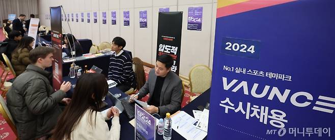 '외국인유학생 취창업페어' 박람회장을 찾은 유학생들이 참가 기업 인사 담당자와 상담하고 있다. 기사내용과 무관./사진=뉴시스 /사진=김금보