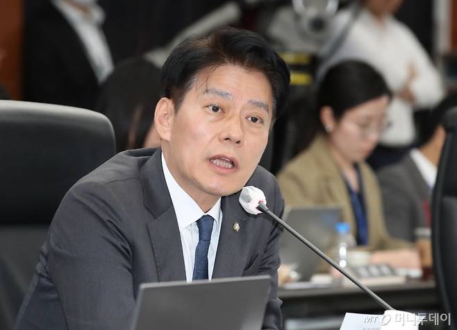 (대전=뉴스1) 김기태 기자 = 한민수 더불어민주당 위원이 17일 대전 한국과학기술원(KAIST)에서 열린 국회 과학기술정보방송통신위원회 국정감사에서 질의하고 있다. 2024.10.17/뉴스1 Copyright (C) 뉴스1. All rights reserved. 무단 전재 및 재배포, AI학습 이용 금지. /사진=(대전=뉴스1) 김기태 기자