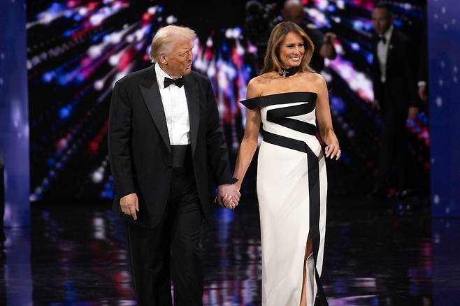 도널드 트럼프 미국 대통령의 영부인 멜라니아 트럼프 여사가 지난 20일(현지시간) 미국 워싱턴 DC에서 대통령 취임식 무도회가 열린 리버티 볼에 도착하고 있다. [EPA]