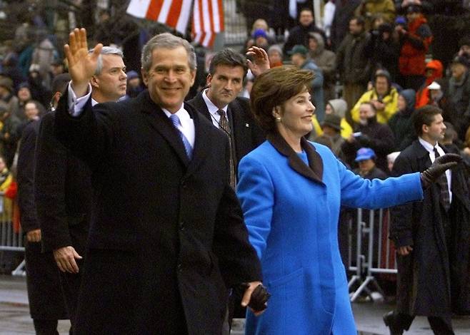지난 2001년 1월 20일 조지 부시 전 대통령의 영부인 로라 부시 여사와 대통령 취임식 퍼레이드에 참여한 모습. [로이터]