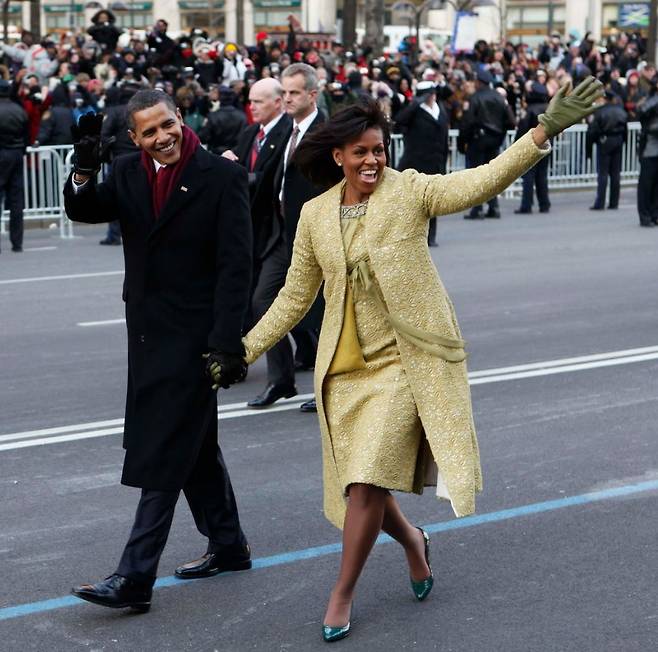 2009년 1월 미셸 오바마 전 여사가 버락 오바마 전 대통령과 대통령 취임식 퍼레이드에 참여한 모습. [로이터]