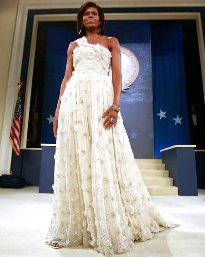 지난 2009년 버락 오바마 미국 전 대통령의 취임식의 축하행사인 무도회에서 영부인 미셸 오바마 여사가 착용한 드레스. [로이터]