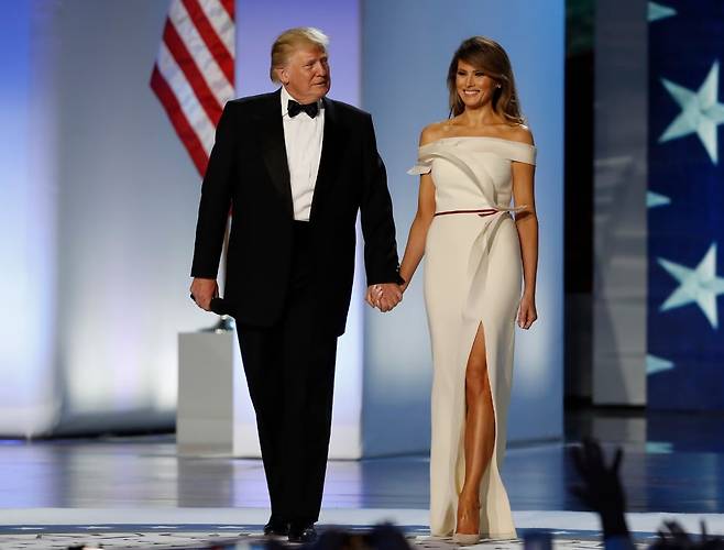 지난 2017년 1월 도널드 트럼프 미국 대통령이 영부인 멜라니아 트럼프 여사가 대통령 취임식 무도회에 트럼프 대통령과 손을 잡고 입장하고 있다. [로이터]