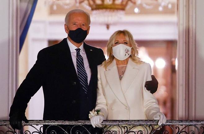 조 바이든 미국 전 대통령의 영부인 질 바이든 여사가 지난 2021년 1월 오후 대통령 취임행사에 참석한 모습. 당시 신종 코로나바이러스 감염증(코로나19)의 확산으로 전통적으로 이어지던 무도회 등 축하행사가 취소됐다. [로이터]