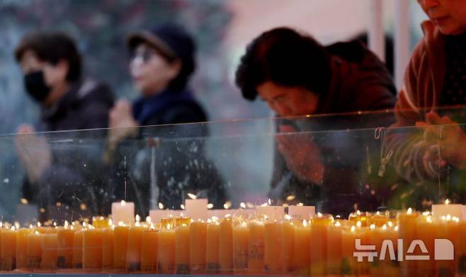[서울=뉴시스] 김진아 기자 = 2025학년도 대학수학능력시험일인 지난해 11월14일 서울 종로구 조계사를 찾은 신도들이 수험생을 위한 촛불공양을 하고 있다. 2025.01.26. bluesoda@newsis.com