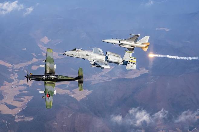 [서울=뉴시스] 한미 공군 대대급 연합공중훈련인 '쌍매훈련'에 참가한 한미 항공기들이 지난 22일 훈련을 위해 공역으로 이동하고 있다. 왼쪽부터 한 KA-1, 미 공군 A-10, 한 FA-50. (사진=공군 제공) 2025.01.24. photo@newsis.com *재판매 및 DB 금지