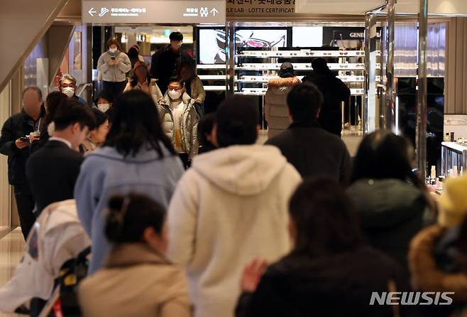 [서울=뉴시스] 배훈식 기자 = 19일 오전 서울 중구 롯데백화점 본점에서 많은 고객들이 쇼핑을 하고 있다. 2023.11.19. dahora83@newsis.com