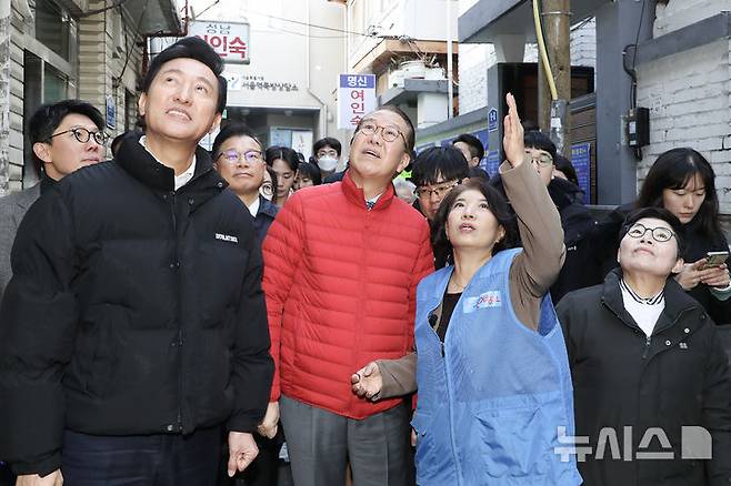 [서울=뉴시스] 고승민 기자 = 권영세 국민의힘 비상대책위원장과 오세훈 서울시장이 24일 민생안정지원 현장방문차 서울 동자동 쪽방촌을 방문, 골목을 살피고 있다. (사진=국민의힘 제공) 2025.01.24. photo@newsis.com