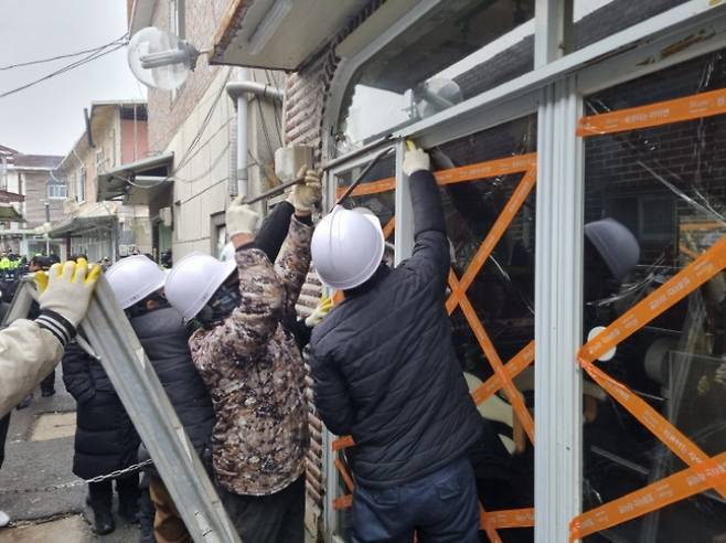파주시 연풍리 성매매 집결지 내 불법 건축물에 대해 행정대집행이 실시됐다. 파주시 제공