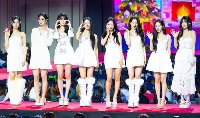 [OSEN=인천, 민경훈 기자] 25일 오후 인천 중구 영종도 인스파이어 엔터테인먼트 리조트 2023 SBS 가요대전 레드카펫 포토월 행사가 열렸다.프로미스나인이 입장하며 포즈를 취하고 있다. 2023.12.25 / rumi@osen.co.kr