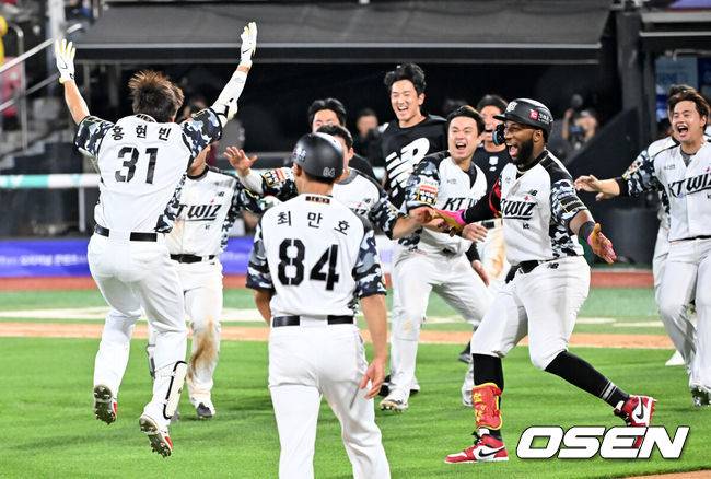 [OSEN=수원, 민경훈 기자] 28일 오후 수원 KT위즈파크에서 ‘2024 신한 SOL Bank KBO리그’ KT 위즈와 삼성 라이온즈의 경기가 열렸다. 이 경기에서 5-4 끝내기승리를 거뒀다.&nbsp;KT는 3연전 기선제압과 함께 2연승을 달리며 시즌 35승 1무 44패를 기록했다. 반면 연승에 실패한 삼성은 44승 1무 35패가 됐다.&nbsp;9회말 1사 주자 1,3루 KT 홍현빈의 우익수 오른쪽 끝내기 3루타로 경기를 끝낸 후 기뻐하고 있다. 2024.06.28 / rumi@osen.co.kr