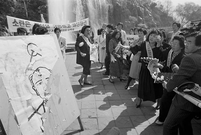 1991년 4월19일 대한항공 007편 격추 사건 유족회 회원들이 사건 진상규명과 배상을 요구하며 고르바초프의 초상화에 계란을 던지는 시위를 벌였다.ⓒ연합뉴스