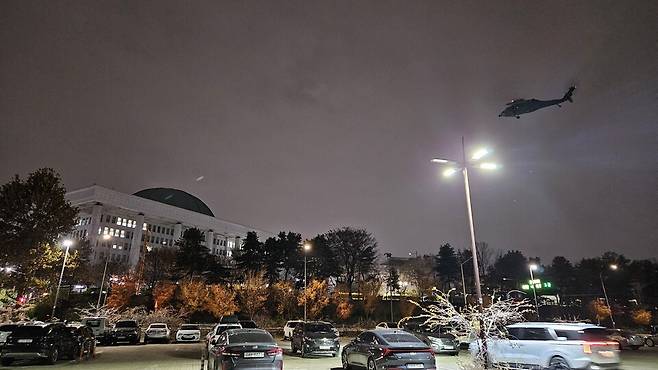 윤석열 대통령이 긴급 담화를 통해 비상계엄을 선포한 가운데 지난해 12월3일 밤 여의도 국회의사당 위에 헬기들이 떠 있다. ⓒ연합뉴스