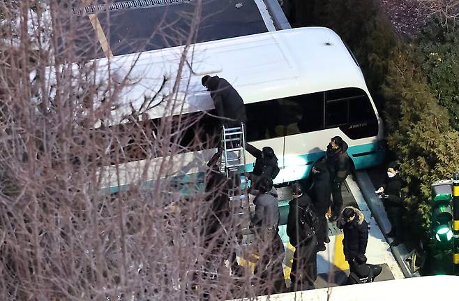 고위공직자범죄수사처(공수처)와 경찰이 윤석열 대통령에 대한 2차 체포영장 집행에 나선 1월15일 서울 용산구 한남동 대통령 관저 입구에서 경찰이 사다리로 차벽을 넘고 있다. ⓒ연합뉴스