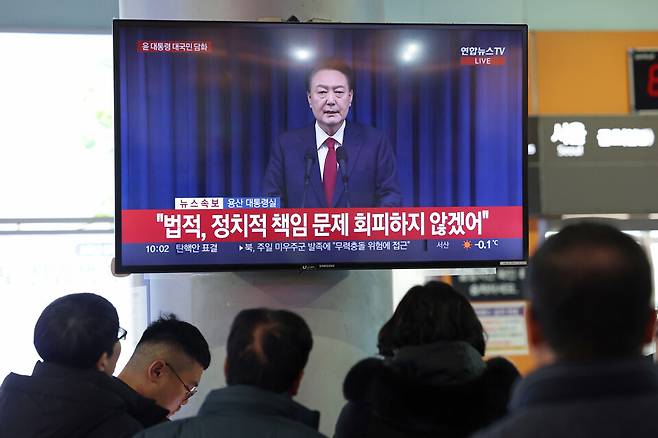 윤석열 대통령 탄핵소추안 표결이 예정된 지난해 12월7일 오전 광주 서구 종합버스터미널 대합실에서 시민들이 윤 대통령 대국민 담화를 보고 있다. ⓒ연합뉴스