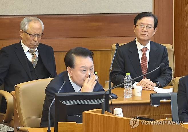 윤 대통령, 김용현 전 국방장관에게 직접 증인신문 (서울=연합뉴스) 윤석열 대통령이 23일 서울 종로구 헌법재판소에서 열린 본인의 탄핵심판 4차변론에서 증인으로 출석한 김용현 전 국방부 장관에게 직접 증인신문을 하고 있다.  2025.1.23 [헌법재판소 제공. 재판매 및 DB 금지] photo@yna.co.kr
