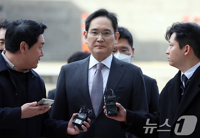 이재용 삼성전자 회장이 25일 서울 서초구 서울중앙지방법원에서 열린 '경영권 불법 승계' 의혹 자본시장과금융투자업에관한법률위반등 2심 공판에 출석하고 있다. 2024.11.25/뉴스1 ⓒ News1 김명섭 기자