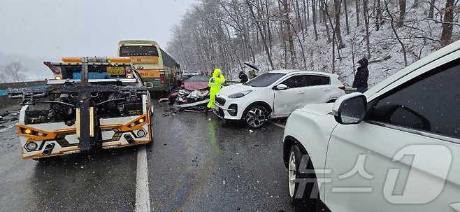 27일 영동고속도로 강릉방향 11중 추돌사고 수습현장.(강원도소방본부 제공) 2025.1.27/뉴스1