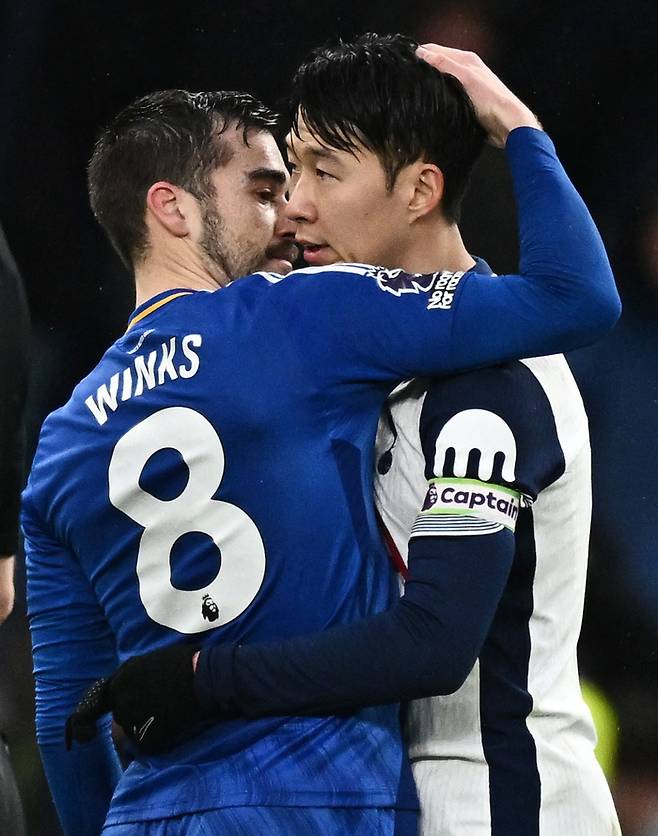 토트넘 손흥민(오른쪽)이 26일(한국시간) 영국 런던 토트넘 홋스퍼 스타디움에서 열린 2024~2025 잉글리시 프리미어리그(EPL) 23라운드 레스터시티전에서 패한 후 레스터시티 해리 윙크스와 인사하고 있다. 사진 | 런던=로이터연합뉴스